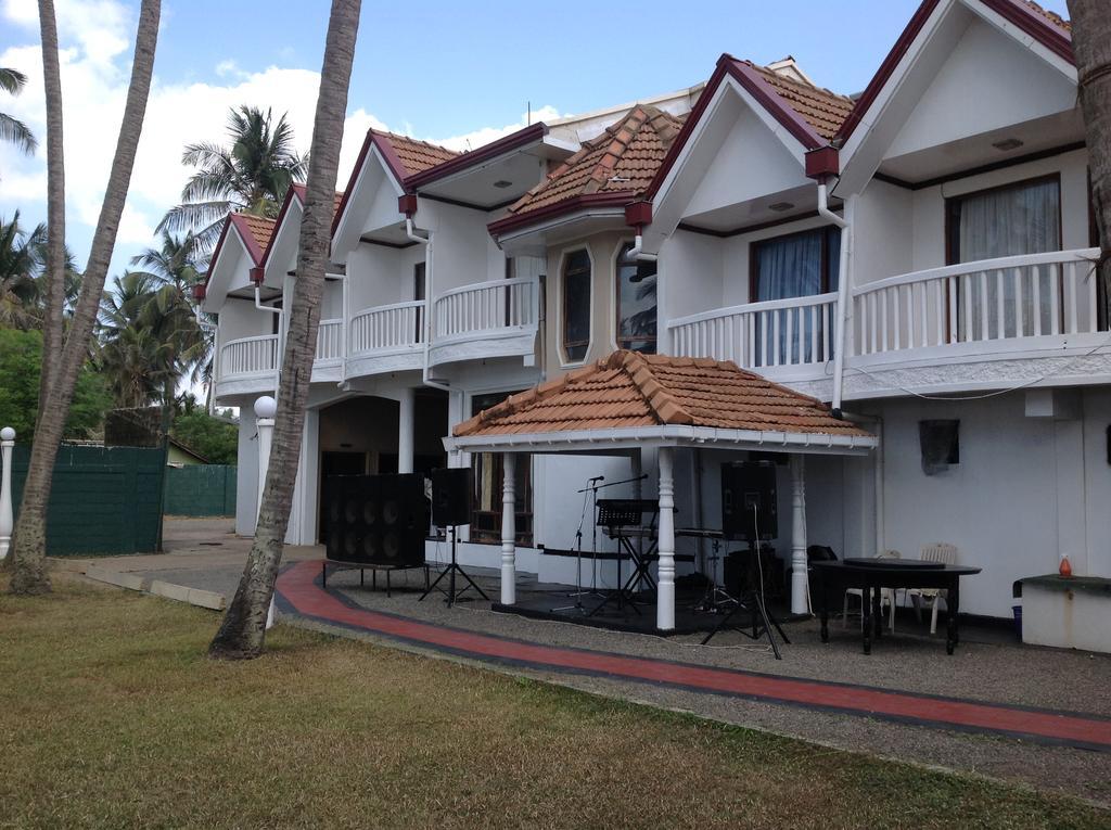 Ninnada Beach Hotel Marawila Bagian luar foto